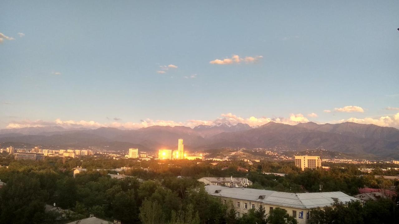 "Картина Горных Вершин" Квартира- "Mountain View" Apartment Almaty Bagian luar foto
