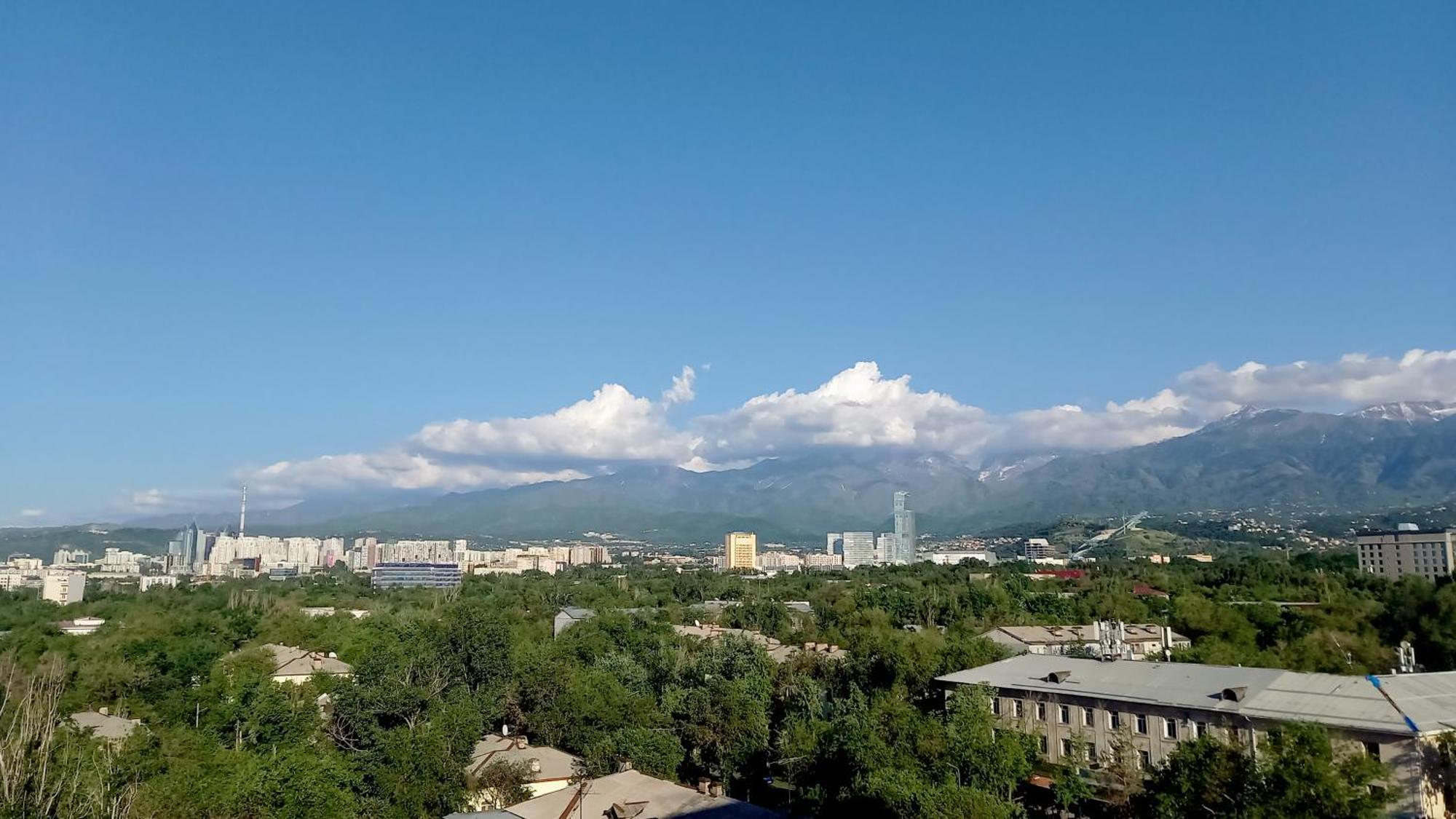 "Картина Горных Вершин" Квартира- "Mountain View" Apartment Almaty Bagian luar foto
